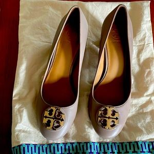 Tory burch nude block heel pumps